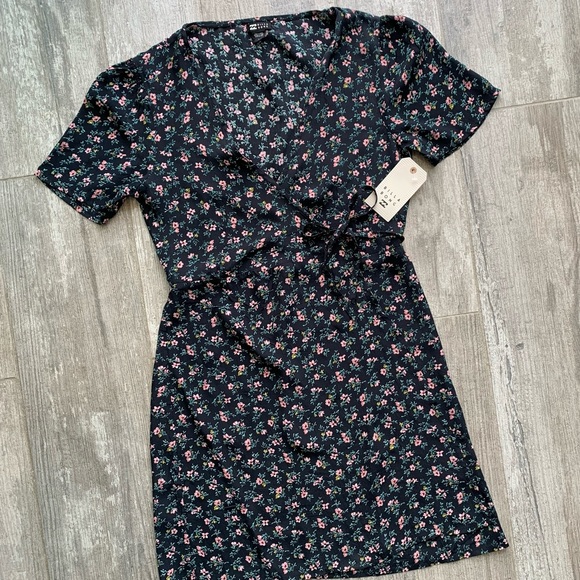 π₯π₯BILLABONG - BLOOM WRAP DRESSπ₯π₯ - Picture 4 of 10